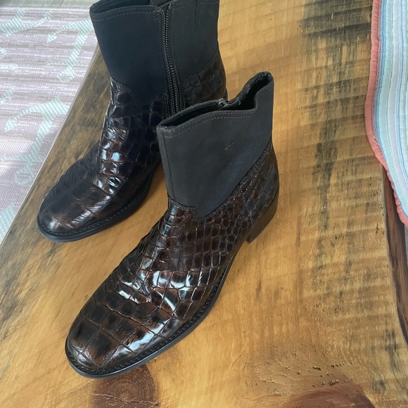 Donald J Pliner boots.  Beautiful brown/bronze color. - Picture 2 of 6